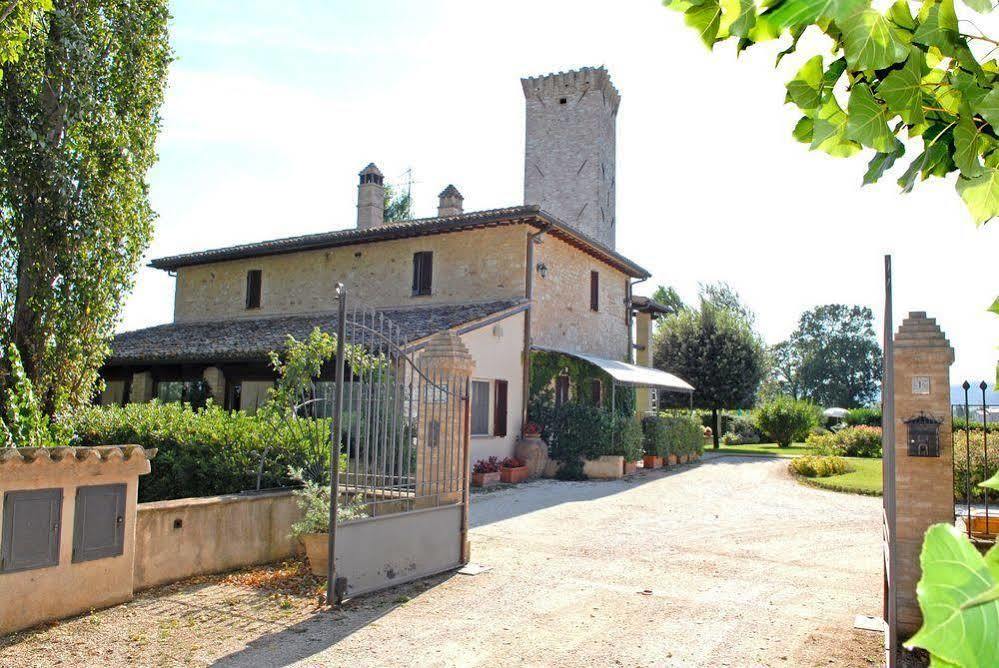 Agriturismo Le Due Torri Torre Quadrano Spello Exterior photo